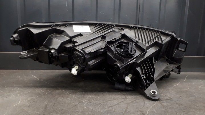 5LB941015G PROJECTEUR GAUCHE AVANT SKODA ENYAQ