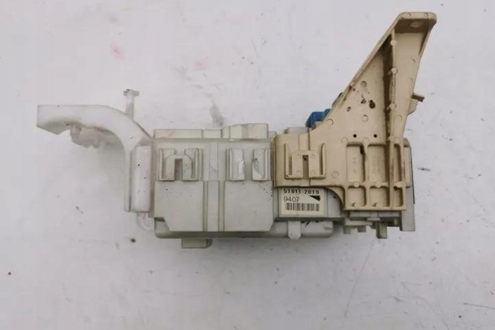 BOÎTE FUSIBLES TOYOTA YARIS (_P1_) 8273052700 1.4L DIESEL 55KW 2006