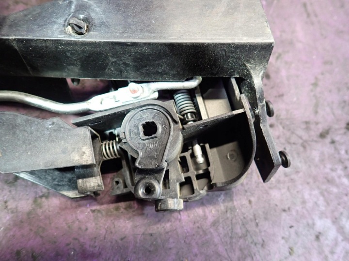 FORD FIESTA VI MK6 HAYON 5D 05-10 LIFT SERRURE AVANT DROIT 2S61A219A64AEB 4 GOUPILLE