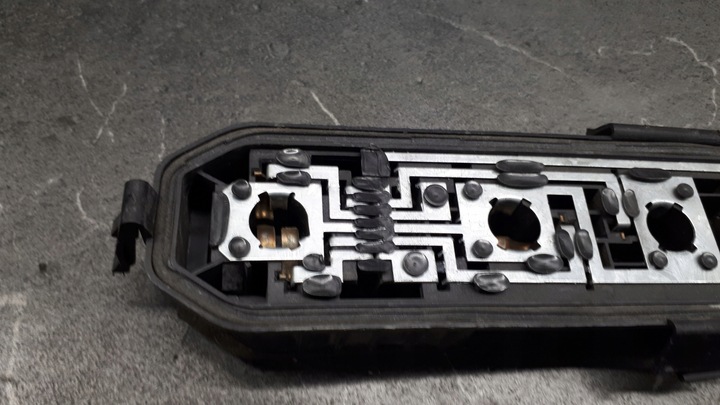 PIEZA INSERTADA FAROS IZQUIERDO PARTE TRASERA RENAULT CLIO II 