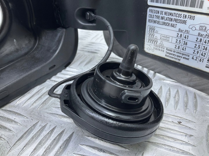 CLAPET GOULOTTE DE REMPLISSAGE CARBURANTS SEAT IBIZA III LW5P