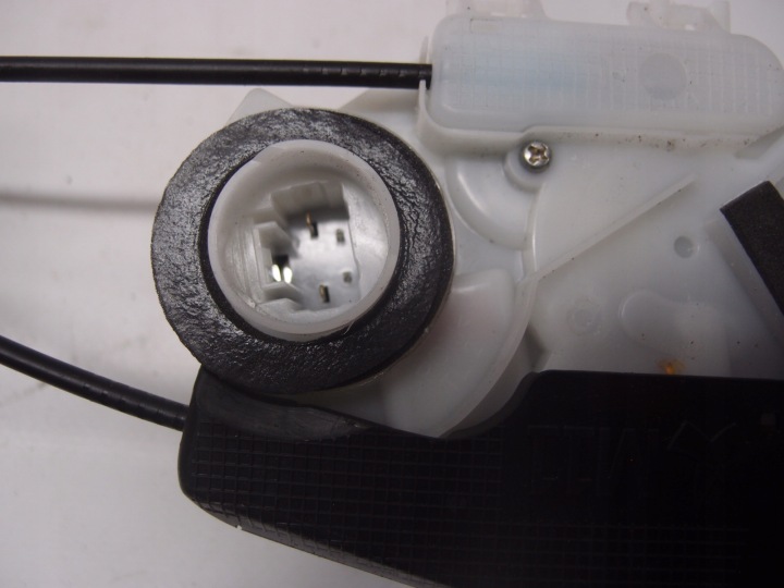 SERRURE DE PORTE DROIT ARRIÈRE YARIS IV 4 GOUPILLE