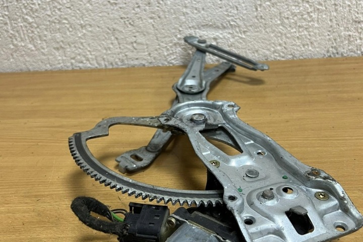 ÉLÉVATEUR VITRES PORTES ARRIÈRE AVEC MOTEUR MERCEDES-BENZ E (W210) 0130821708
