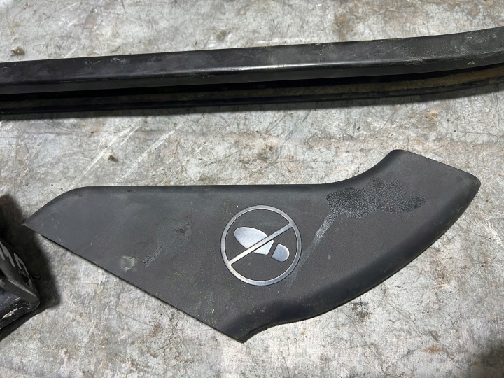 MERCEDES W447 BARRE GUIDE PORTES DROITE GALET