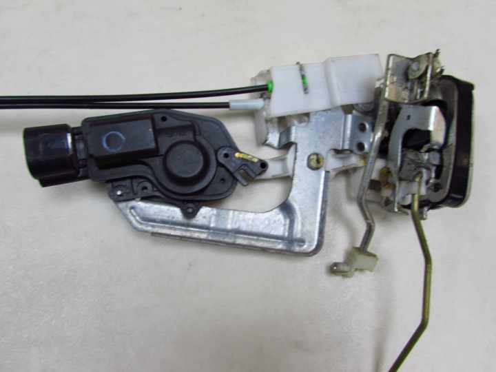MITSUBISHI CANTER FUSO 7C15 SERRURE DE PORTE GAUCHE AVANT 13-21