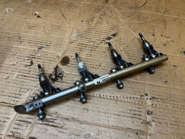 ENSEMBLE MOULURE INJECTION INJECTEURS GAUCHE DROITE CADILLAC ESCALADE IV 6.2 V8 L86