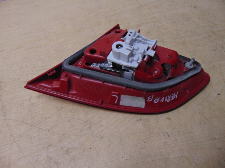 PHARE GAUCHE ARRIÈRE DANS COUVERCLE DE COFFRE OPEL MERIVA B 13260838