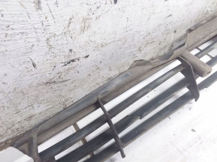 1983 AUDI 100 200 5000 C3 INFÉRIEURE GRILLE PARE-CHOCS AVANT 443853667B