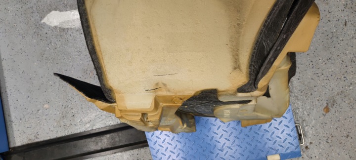 MERCEDES W211 REVÊTEMENT TAPIS DROITE AVANT 4MAT
