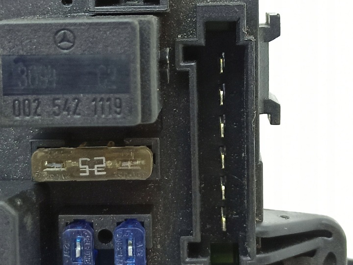 MERCEDES-BENZ E W211 CHÂSSIS MODULE FUSIBLES 2115453101