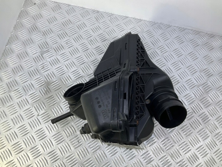 AUDI OE 8K0133835BK CHÂSSIS FILTRE AIR
