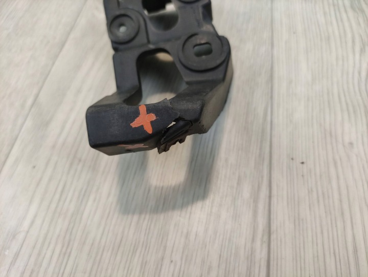 AUDI A4 B6 GLISSIÈRE FIXATION GARDE-BOUE DROIT AVANT 8E0853922B