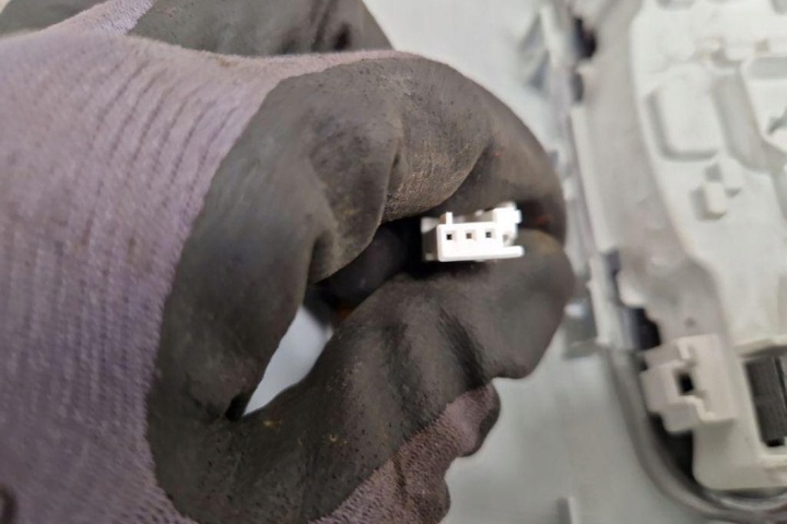 ÉCLAIRAGE INTERNE PEUGEOT 208 9673810977 1.2L GASOLINE 60KW 2015