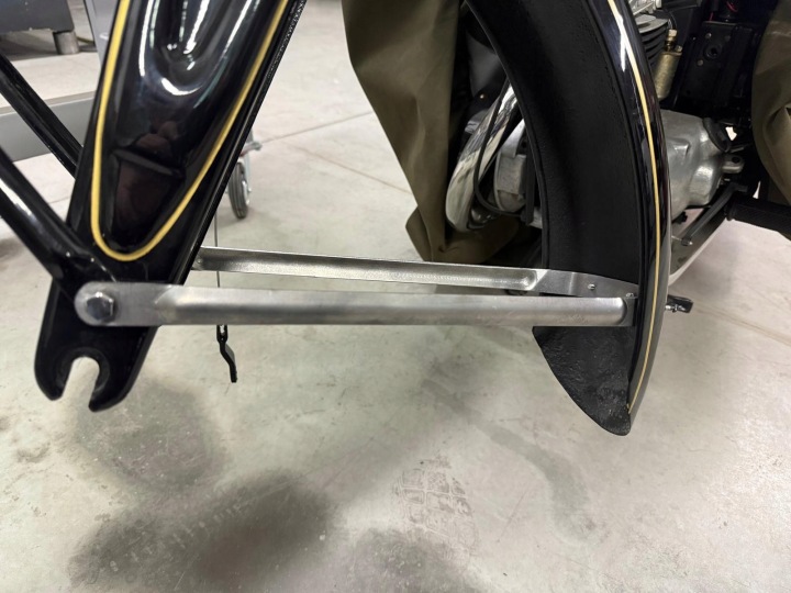 SUPPORT GARDE-BOUE AVANT INFÉRIEUR DKW KS200