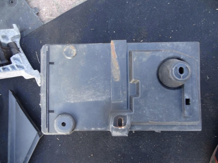 CHÂSSIS BATTERIE FORD FOCUS MK3 1.5 TDCI AM51-10723-AF AM51-10A659-AD