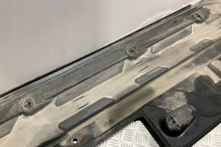 DROITE PROTECTION CHÂSSIS MERCEDES-BENZ C (W204) A2046807708 2.1L DIESEL 2013