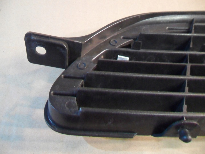 GRILLE CALANDRE RÉSERVOIR DROITE NISSAN ALMERA TINO