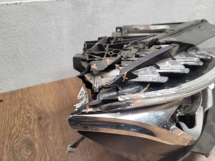 MERCEDES C W205 A2059068801 PHARE DROIT AVANT