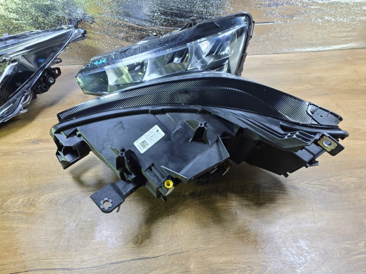 CUPRA BORN PHARE AVANT AVANT DROITE 10F941008K