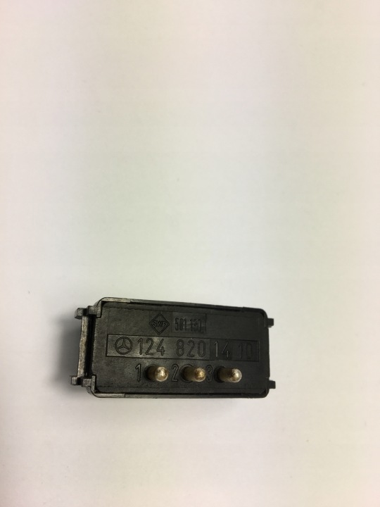 COMMUTATEUR BOUTON ÉCLAIRAGE ARRIÈRE BANQUETTES ARRIÈRE CABINES MERCEDES W124 1248201410