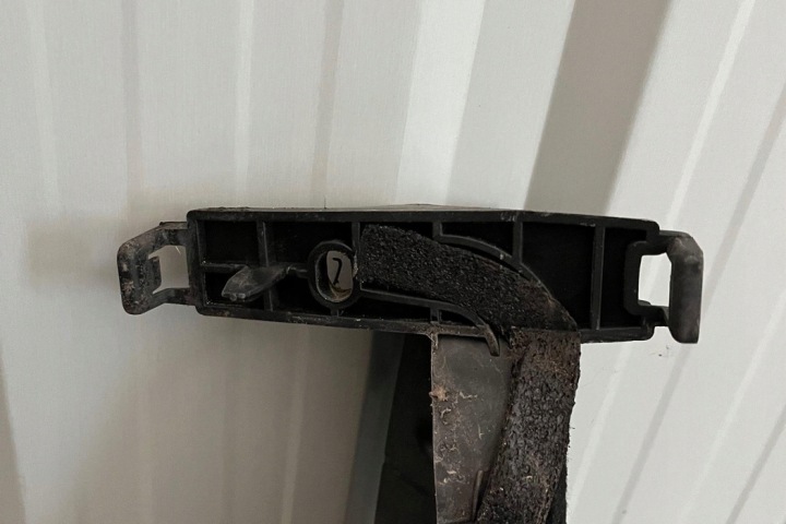 PLASTYK ESSUIE-GLACES AVANT PEUGEOT 2008 II 9676158680 1.2L GASOLINE 96KW