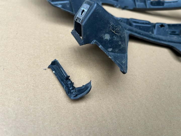 GLISSIÈRE PARE-CHOCS GAUCHE CITROEN C4 PICASSO II FIXATION AVANT GAUCHE