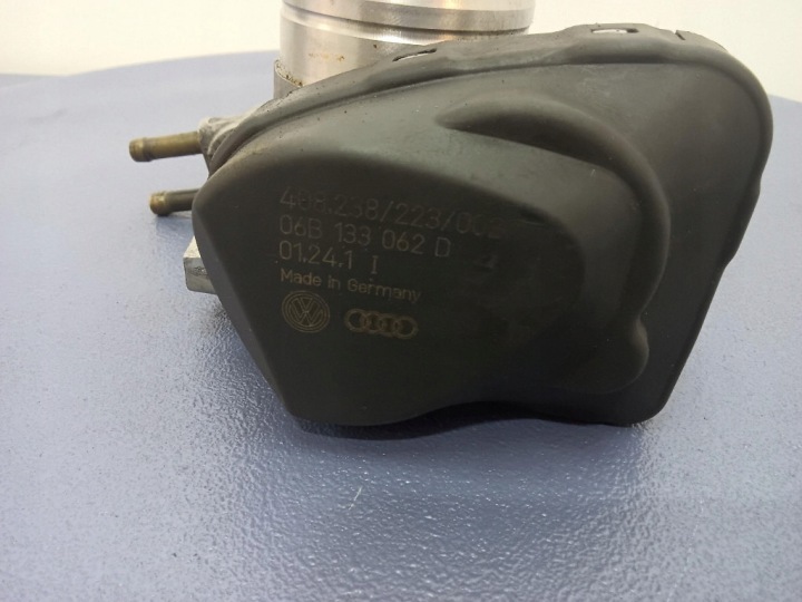 AUDI A4 B6 1.6 B PAPILLON DES GAZ 06B133062D