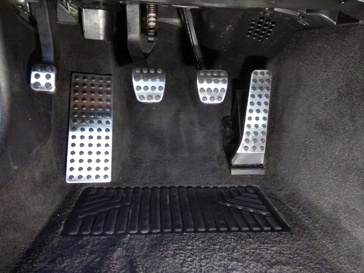 REVÊTEMENTS SUR PÉDALES MERCEDES CL 204 CL204