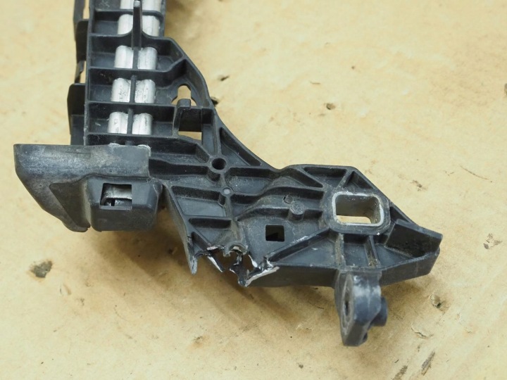 MERCEDES W213 RENFORCEMENT COURROIE SUPÉRIEUR PARE-CHOCS AVANT A2136201801