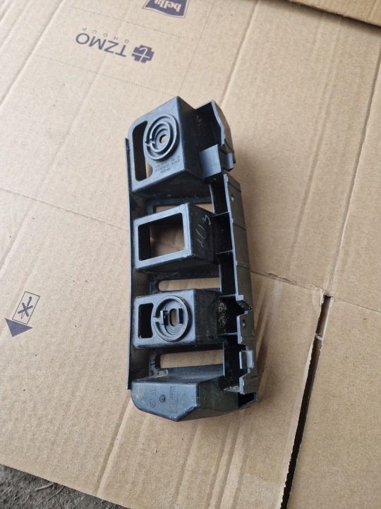 SKODA RAPID FIXATION DROIT ARRIÈRE NAROZNIKA PARE-CHOCS 122030800100