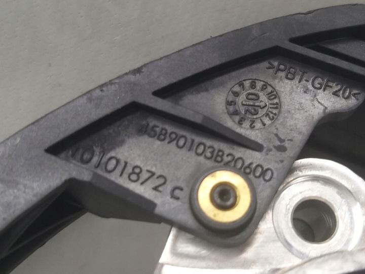 GUIDE DISTRIBUTION GAUCHE 3.0 B V6 ASN AUDI A4 B6 A6 C5 A8 D3 06C103107D