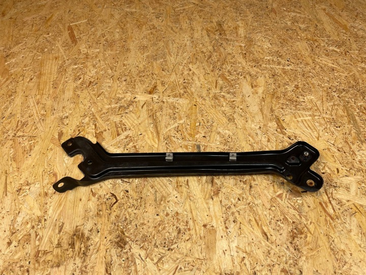 FIXATION SUPPORT PHARES COURROIE AVANT DROIT SKODA SUPERB III 3V0806930 2015-