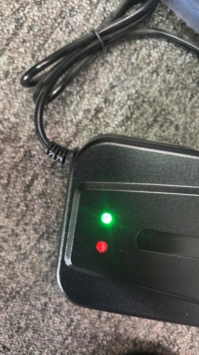 D986 CHARGEUR VERS AKUMULATOROW KWASOWO-OLOWIOWYCH 48 V 100-240V