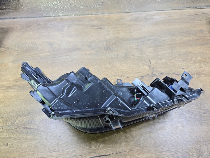 TOYOTA COROLLA E21 BERLINE PHARE AVANT AVANT GAUCHE 81170-02T31-00
