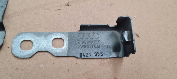A5 8W S5 LIFT POIGNÉE FIXATION GARDE-BOUE GAUCHE AVANT LZ7S 8W6821433