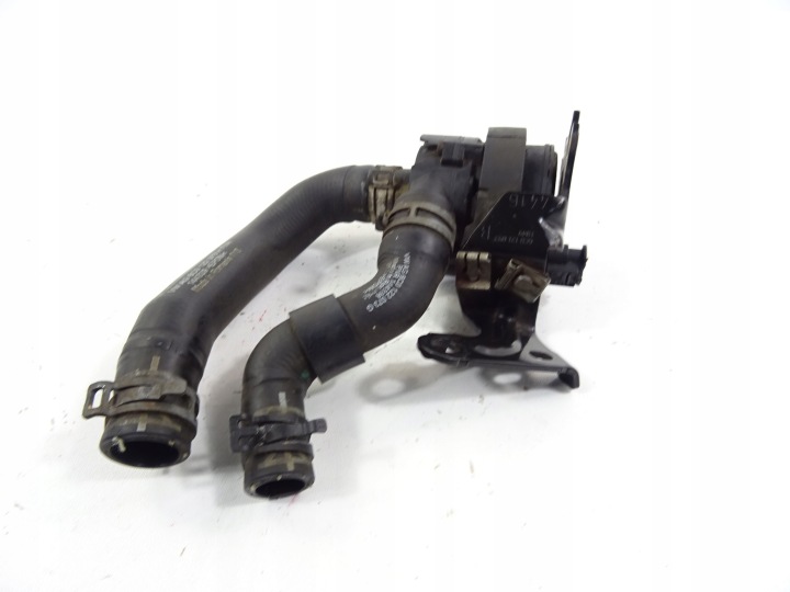 AUDI A1 8X 1.6 TDI LIFT POMPE À EAU CONDUITES DE DÉRIVATION POIGNÉE 5C0965567 6C0122073 G H