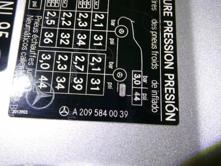 CLAPET GOULOTTE DE REMPLISSAGE CARBURANTS AVEC BOUCHON CODE LAK: 744 NR318