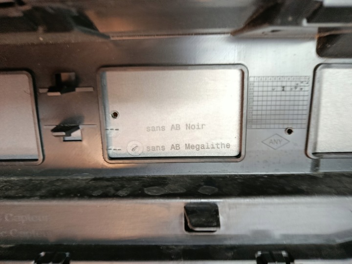 DACIA DUSTER III 3 GRILLE MOULURE DANS PARE-CHOCS AVANT OE ENTIER I NON KLEJONY