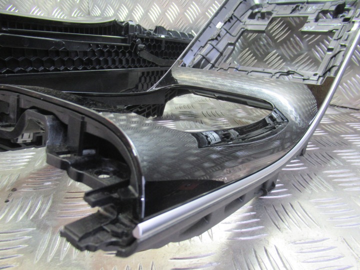 MERCEDES W206 BAGUETTES DÉCORATIF DÉCORS CONSOLES PORTES TUNNELS RÉTROÉCLAIRÉ D298