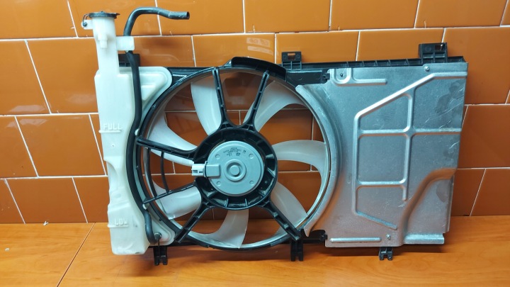 CHÂSSIS VENTILATEUR VENTILATEUR RADIATEUR RÉSERVOIR TOYOTA YARIS IV 20-