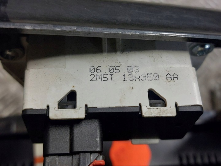 CHÂSSIS CONSOLES CENTRALE FORD FOCUS MK1 98AB-15000-CCW 2M5XA047A04