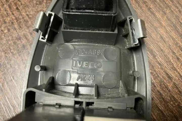 BOUTON COMMANDE VITRE ARRIÈRE GAUCHES PORTES IVECO