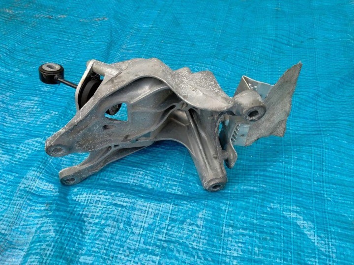 AUDI Q7 4M POIGNÉE MOTEUR FIXATION DROITE GAUCHE