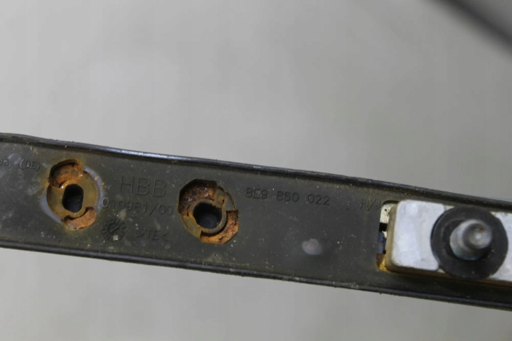 BARRES DE TOIT DE TOIT GAUCHE AUDI A4 B7 AVANT 8E9860021