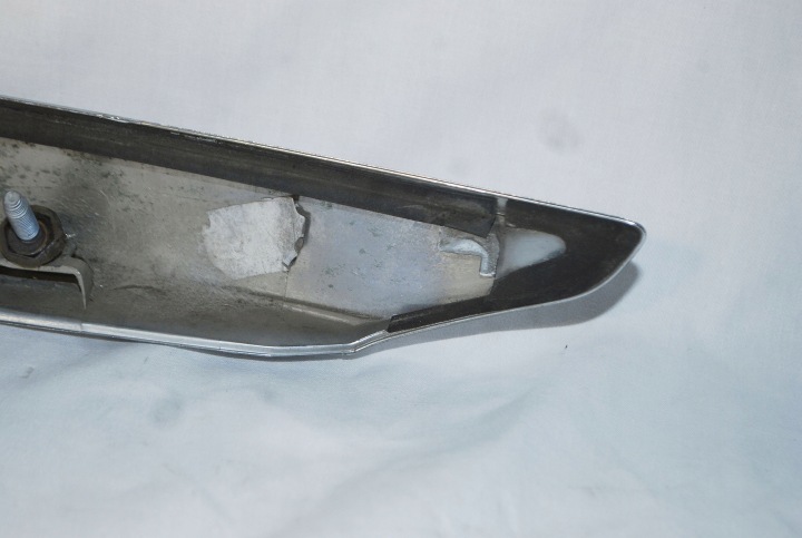CACHE COUVERCLES DE COFFRE COUVERCLES DE COFFRE ARRIÈRE TOYOTA YARIS III 11-17 CHROME EN BON ÉTAT 76801-0D191
