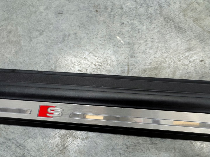 MOULURE SEUIL REVÊTEMENT LED Q5 80A S-LINE DROITE 80A947418C