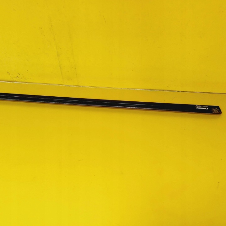 MOULURE RACLOIR DROIT ARRIÈRE MERCEDES ESSENCE W202 NR183