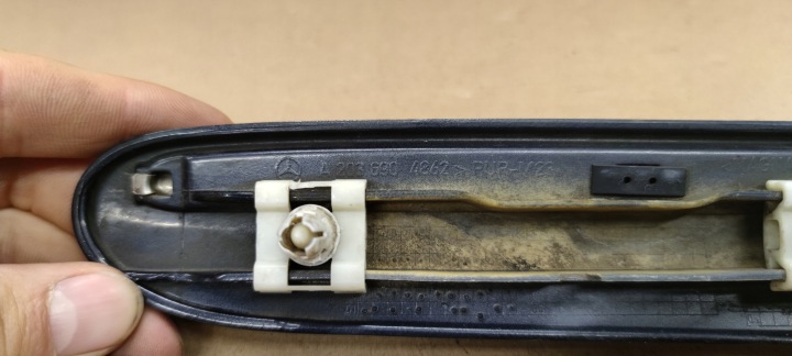 MERCEDES W203 MOULURE GARDE-BOUE DROITE AVANTGARDE