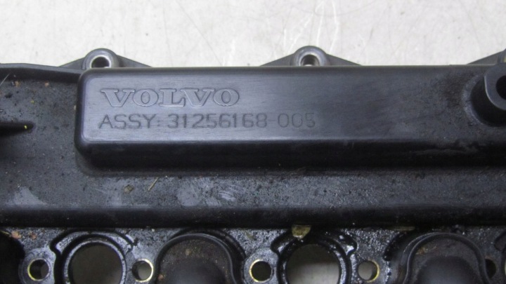 VOLVO XC70 II 2.4 COUVERCLE DE SOUPAPES 30743259 D5244T 08-