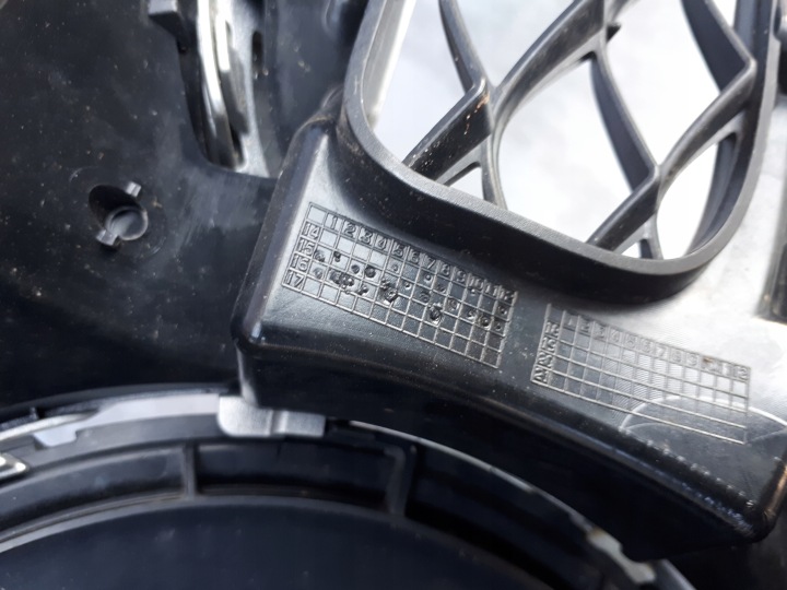 MERCEDES GLC W253 X253 15- GRILLE INSIGNE DISTRONIC